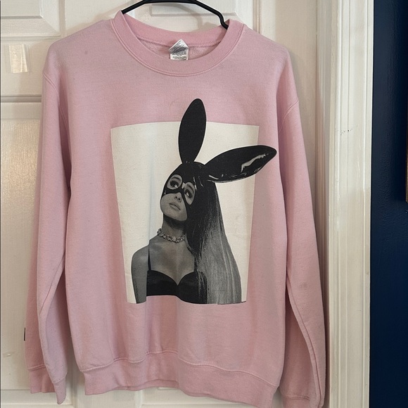 Women’s Gildan Pink Ariana Grande Dangerous Woman Tour Crewneck Sweatshirt - Picture 2 of 7